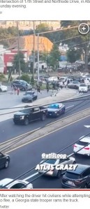 米ジョージア州のある交差点で2023年8月、ピックアップトラックが危険運転を繰り返す。トラックは警察車両に追われ、人々を次々となぎ倒していた（画像は『New York Post　2023年8月21日付「Moment trucker hits people while fleeing cops in busy Atlanta intersection」（Twitter）』のスクリーンショット）
