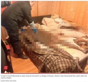 自宅を訪れたケースワーカーによって発見されたウラジミールさんの遺体（『New York Post　「Russian wife shared bed with husband’s mummified corpse for 4 years, performed occult rituals」（social media; e2w news）』より）