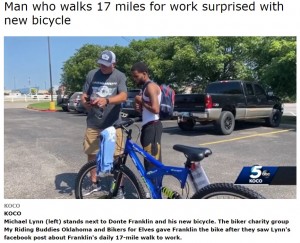 米オクラホマ州で片道2時間半の距離を毎日徒歩で通勤していた男性（右）。その姿を知ったある男性が2021年、彼に自転車をプレゼントしていた（『KESQ　「Man who walks 17 miles for work surprised with new bicycle」』より）