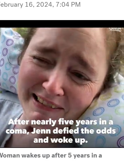 車椅子で散歩中だった2022年8月、ジェニファーさんが約5年ぶりに母の冗談を聞いて笑い始めた。ペギーさんはその時の笑顔を動画に収めた（『ABC News　「Mom’s love helps woman wake from coma after 5 years」』より）
