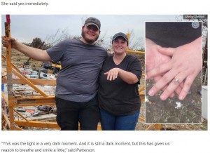 米テキサス州で2022年11月、竜巻で自宅が全壊し婚約指輪を失くした男性。瓦礫の山から見つかり、その場でプロポーズしていた（『NBC 5 Dallas-Fort Worth　「‘Miracle In The Mud’: Engagement Ring Found in Lamar County Tornado Debris」（Shelby Shelton）』より）