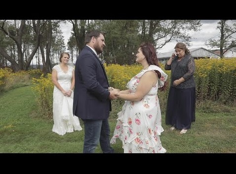 2019年9月、米ペンシルベニア州の結婚式で新婦が新郎にサプライズ。新郎は亡き弟の心臓を移植された女性と初対面を果たした（『Inside Edition　YouTube「What Surprise Wedding Guest Made Groom Break Down Crying」』より）