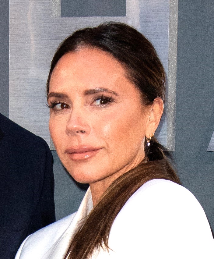 パリコレで「VICTORIA BECKHAM」2024秋冬コレクションを発表したヴィクトリア・ベッカム。ショーの途中で動物愛護団体のメンバーが乱入するというハプニングが！