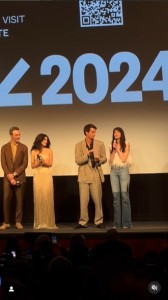 プレミア上映会のステージに立つアン。マイクを持ち、観客に向かって挨拶をした（『SXSW　Instagram「＠annehathaway at the World Premiere of ＃TheIdeaOfYou at the ＃SXSW Film ＆ TV Festival.」』より）