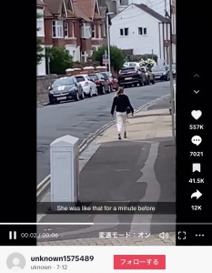 イギリスと思われる歩道で2023年7月に捉えられた動画。完全にフリーズしたような女性に「映画『マトリックス』を彷彿させる」といった声があがっていた（『uknown　TikTok「NPC caught lacking ＃npc＃malfunction」』より）