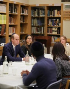 ユダヤ人学生を代表する若者達の議論に参加したウィリアム皇太子。反ユダヤ主義の台頭について、「私もキャサリンも非常に懸念している」と強く述べた（『The Prince and Princess of Wales　Instagram「At the Western Marble Arch Synagogue this morning to see and hear about the invaluable work of the Holocaust Educational Trust ＠holocaustuk」』より）