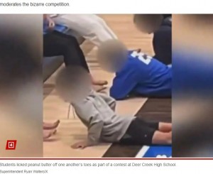 問題の動画は、少なくとも4人の生徒が体育館の床と思われる場所にうつ伏せに横たわり、椅子に座った別の生徒の素足に塗ったピーナッツバターを舐めている姿を映し出していた（『New York Post　「Disturbing video shows teens sucking, licking each other’s toes at school-sanctioned event as agency investigates」（Superintendent Ryan Walters/X）』より）