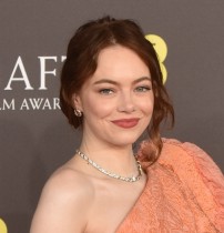 【イタすぎるセレブ達】エマ・ストーン、大胆カットアウトドレスでカンヌのレッドカーペットに登場「クールで新鮮！」「素晴らしい色」