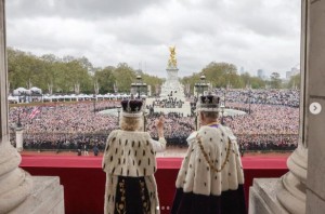 バルコニーに立ち、集まった群衆に手を振るチャールズ国王とカミラ王妃。バルコニーがある東ウィングが一般公開されるのは、初めてのことだ（『The Royal Family　Instagram「Whether this is your first ever Big Lunch or whether it is an annual part of your local calendar,」』より）