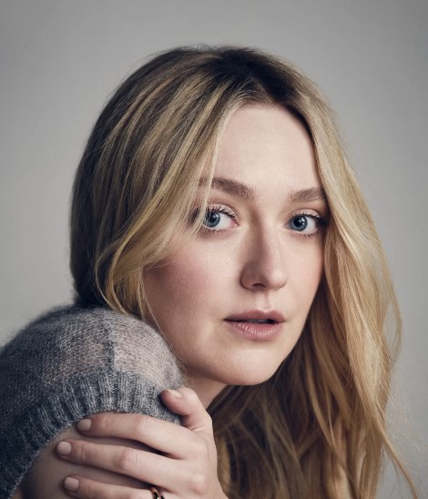 トム・クルーズから20年近く、毎年誕生日プレゼントを貰っているというダコタ・ファニング（『Dakota Fanning　Instagram「＠netflixqueue」』より）