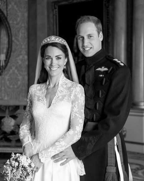 13回目の結婚記念日に公開された、ウィリアム皇太子夫妻の秘蔵ポートレート。写真は2011年のロイヤル・ウェディング当日に撮影された（『The Prince and Princess of Wales　Instagram「13 years ago today!」』より）