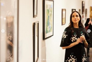 展示された絵画を鑑賞するメーガン妃。キンゼイ夫妻が長年にわたり収集した、貴重なコレクションだ（『The Kinsey Collection　Instagram「The Kinsey family was honored to partner with The Duke and Duchess of Sussex to host an event on March 21st at the Kinsey Collection Exhibition at Sofi Stadium at Hollywood Park.」』より）