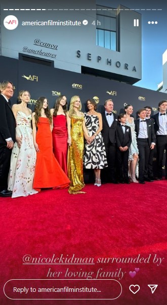 両親とともにレッドカーペットに登場した長女サンデー・ローズさんと次女フェイス・マーガレットさん（左から2人目と3人目）（『American Film Institute　Instagram』より）