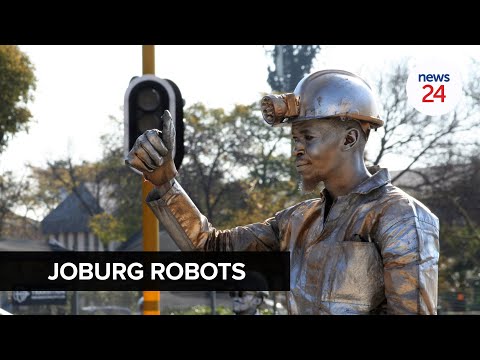 電力供給が安定していない南アフリカで、信号が動いていない交差点に全身シルバーのパフォーマーが現れる。彼らは交通整理をして市民を助けていた（『News24　YouTube「WATCH | When Johannesburg’s robots are out, these robots keep traffic flowing」』より）