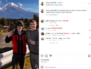 富士山をバックにポーズを取るヴァレンティノさんとマテオさん。2人はリッキーがシングルファーザーとして育てている（『Ricky Martin　Instagram「El sol siempre sale con estos 2 chicos.」』より）