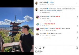 倉山浅間公園の展望台に立つリッキーの息子。五重塔が見える美しい風景だ（『Ricky Martin　Instagram「El sol siempre sale con estos 2 chicos.」』より）