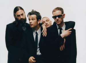 英ポップ・ロックバンド「The 1975」のフロントマン、マシュー・ヒーリー（左から2人目）。テイラーとは昨年、わずか1か月ほど交際した（『The1975　Instagram「Your new album.」』より）