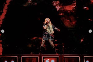 現地時間22日、カナダのバンクーバーで初日を迎えた「グレイテスト・ヒッツ・ツアー」（『Avril Lavigne　Instagram「Vancouverrrrr!!!!」』より）