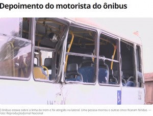 ブラジルで2023年11月、線路を渡るバスに貨物列車が衝突し、37歳女性が死亡した。女性はバスの窓から投げ出され、貨物列車に轢かれて体が切断されていたという（『G1　「Família e amigos se despedem de mulher que morreu em acidente entre ônibus e trem no DF」（Foto: Reprodução/Jornal Nacional）』より）