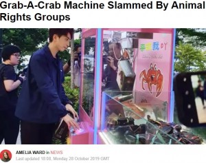 シンガポールのレストランに2019年、生きたカニのクレーンゲームが登場。このゲーム機で遊ぶ若者の動画や写真がSNSで拡散すると、シンガポール動物虐待防止協会（SPCA Singapore）が「これは動物虐待。即刻撤去を」と声をあげる事態となった（『LADbible　「Grab-A-Crab Machine Slammed By Animal Rights Groups」』より）