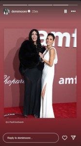 「amfAR」のチャリティ・ガラのレッドカーペットに立つシェールとデミ。会場のステージではデミがシェールに賛辞を贈った（『Demi Moore　Instagram』より）