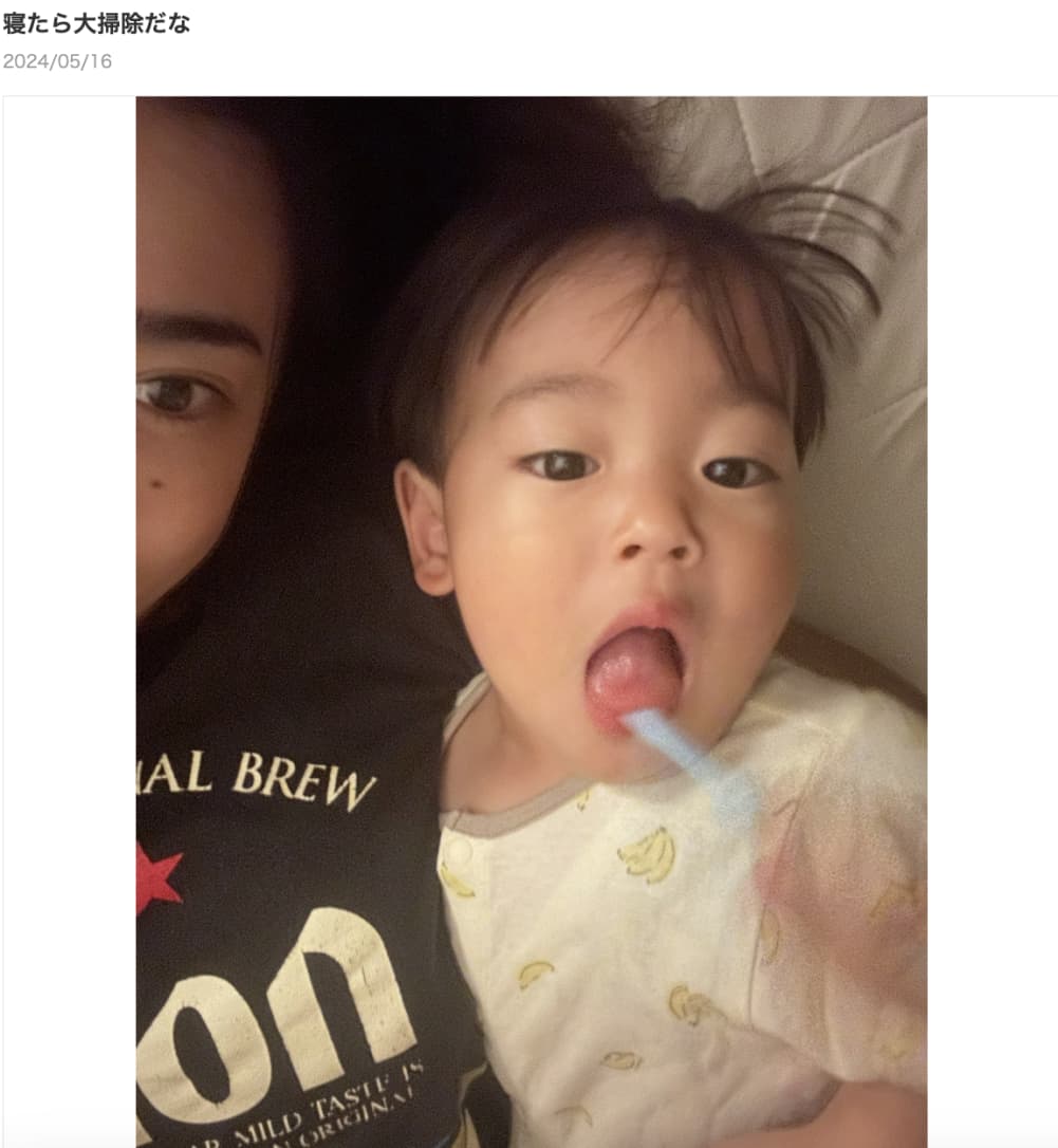 自身のYouTubeチャンネルで鼻の整形を告白した絵莉さんと1歳7か月になる息子（『えり　オフィシャルブログ「寝たら大掃除だな」』より）