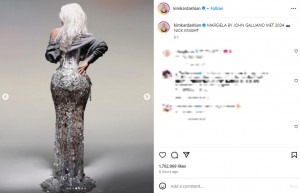 ドレスの後ろ姿を披露するキム。ウエストを超タイトに引き締めている（『Kim Kardashian　Instagram「MARGIELA BY JOHN GALLIANO MET 2024」』より）