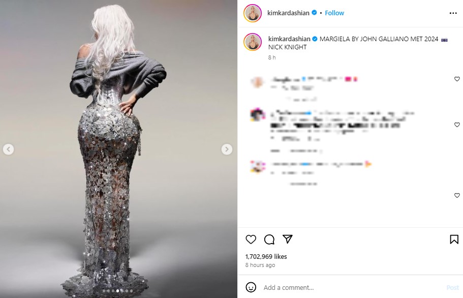 ドレスの後ろ姿を披露するキム。ウエストを超タイトに引き締めている（『Kim Kardashian　Instagram「MARGIELA BY JOHN GALLIANO MET 2024」』より）