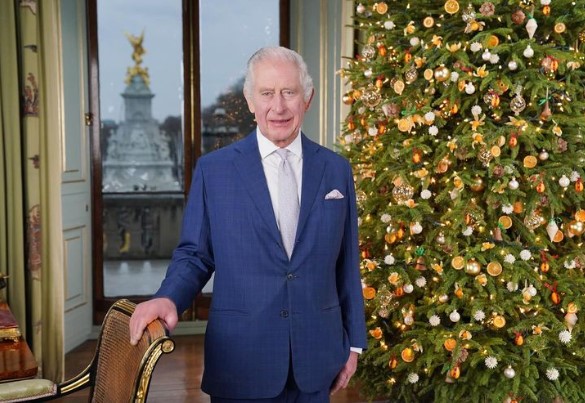 チャールズ国王が即位後初となる肖像画を披露。しかし衝撃的な色使いに、困惑の声が多数あがった（『The Royal Family　Instagram「The King is pictured in the Centre Room at Buckingham Palace during the filming of this year’s Christmas Broadcast.」』より）
