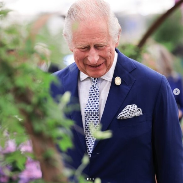 チェルシー・フラワー・ショー開幕前日に会場を訪れたチャールズ国王。イベントを主催する英王立園芸協会のパトロンに就任することが発表された（『The RHS　Instagram「We are delighted that His Majesty King Charles III will be the next Patron of the Royal Horticultural Society.」』より）