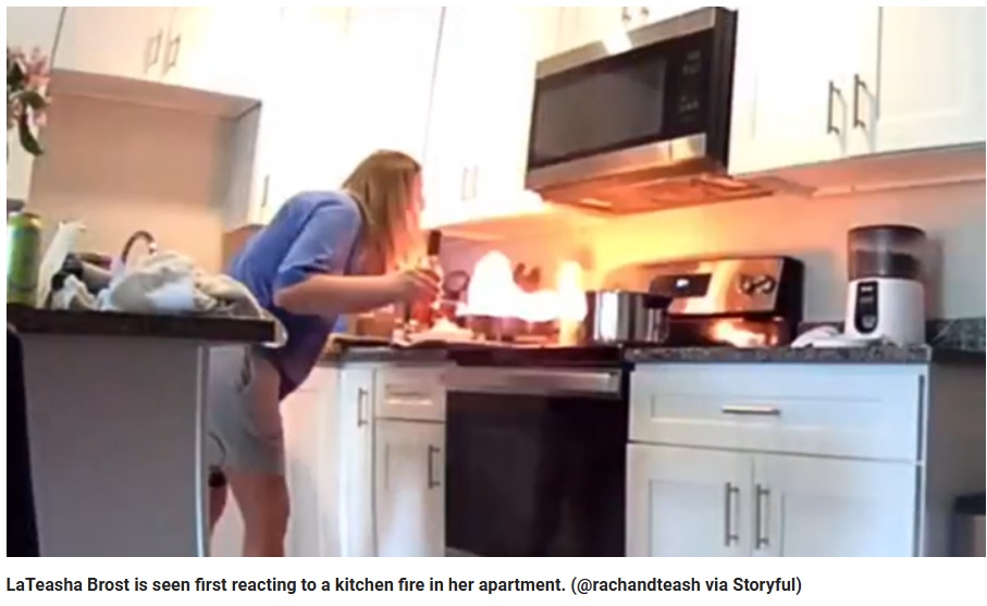 キッチンで料理中、フライパンの油に引火し大きな火が上がり、パニックになった女性（『Fox News　「CT TikToker goes viral for hapless kitchen fire reaction, hopes ‘people can learn’ from her mistake」（＠rachandteash via Storyful）』より）