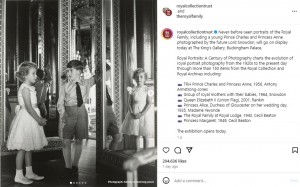 幼少期のチャールズ国王と妹アン王女。鏡の前でポーズを取る、愛らしい姿を捉えている（『Royal Collection Trust　Instagram「Never-before-seen portraits of the Royal Family,」』より）