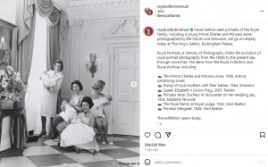 マーガレット王女の夫スノードン伯爵が撮影した貴重な1枚。エリザベス女王やマーガレット王女らが我が子を抱いて微笑んでいる（『Royal Collection Trust　Instagram「Never-before-seen portraits of the Royal Family,」』より）
