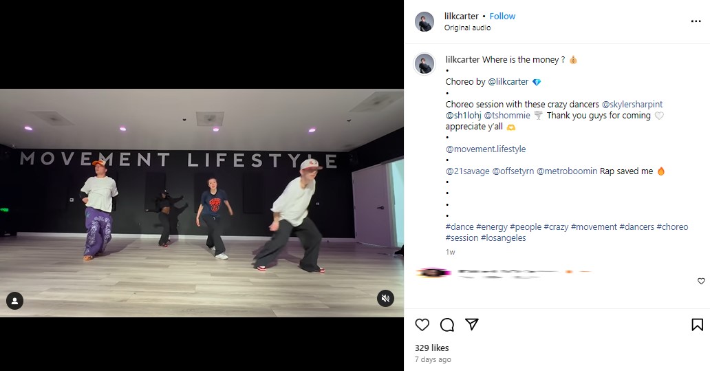 リルさんが公開した、シャイロさんがグループダンスをする様子。ネイビーブルーのTシャツを黒いスウェットパンツ姿で激しい動きを見せている（『Lil Kelaan Carter　Instagram「Where is the money ?」』より）