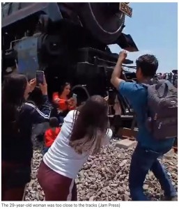 蒸気機関車エンプレスは激しく汽笛を鳴らしながら通過。赤い服の女性がその直後、はねられてしまった（『UNILAD　「Woman tragically struck and killed by train while trying to take a selfie」（Jam Press）』より）