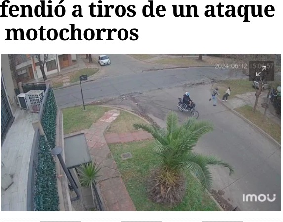 歩道を歩く女性に襲いかかる男たち。この後、思いも寄らない反撃に遭うことに（『El Diario de Carlos Paz　「Video: una mujer policía se defendió a tiros de un ataque de motochorros」』より）