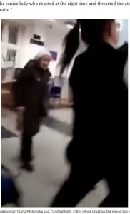 ポーランドのある銀行で2022年12月、強盗事件が発生。その場にいた91歳女性（左）が犯人を杖で撃退していた（『The First News　「Super gran overpowers armed bank robber by hitting her over the head with walking stick」（YouTube）』より）