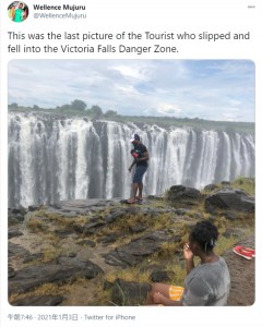 ジンバブエとザンビアの国境にあるヴィクトリアの滝で2021年1月、セルフィーを撮るため崖の際を歩いていた男性が滝つぼに転落。男性はサンダル履きだったという（『Wellence Mujuru　X「This was the last picture of the Tourist who slipped and fell into the Victoria Falls Danger Zone.」』より）