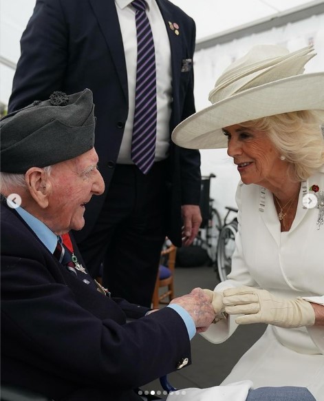 仏ノルマンディーで「D-デイ」の記念式典に出席したカミラ王妃。歓迎したブリジット夫人との気まずい場面が目撃された（『The Royal Family　Instagram「At the British Normandy Memorial in Ver-sur-Mer,」』より）
