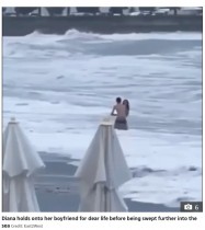 【海外発！Breaking News】浅瀬で海水浴を楽しむカップル、一瞬にして女性が波にさらわれる（露）＜動画あり＞