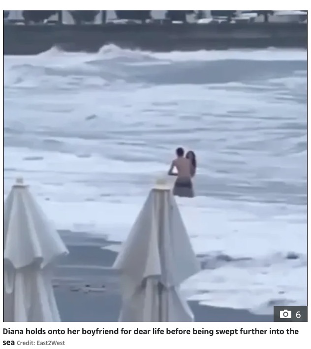 ロシアのソチにあるリビエラビーチで海水浴を楽しんでいたカップル。この後、女性が一瞬にして波にさらわれてしまった（『The Sun　「BEACH HORROR Tragic moment woman is swept out to sea to her death just seconds after romantic kiss with boyfriend on the beach」（Credit: East2West）』より）