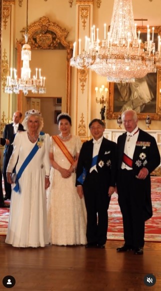 バッキンガム宮殿で行われた国賓歓迎の晩餐会にて。チャールズ国王夫妻と天皇皇后両陛下は贈り物を交換し合った（『The Royal Family　Instagram「Behind-the-scenes at last night’s State Banquet」』より）