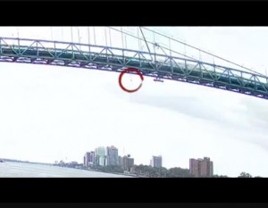 2023年、米ミシガン州デトロイトとカナダを結ぶ橋の上で作業中だった鉄工作業員が約43メートル下のデトロイト川に転落するも、見事な連携で救出されていた（『Inside Edition　YouTube「Iron Worker Survives 150-Foot Fall From Bridge」』より）