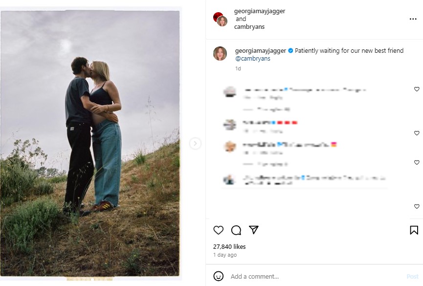 丘の上に立ってキスをするキャムブライアンとジョージア。2人の子どもはミックにとって6人目の孫となる（『Georgia May Jagger　Instagram「Patiently waiting for our new best friend」』より）