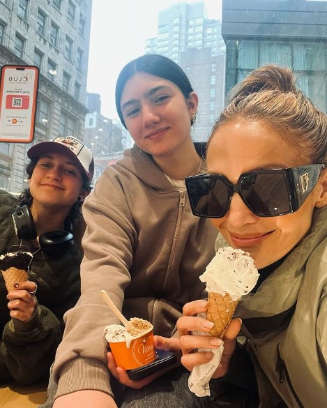 今年3月、米ニューヨークでマックスさん、エメさんと過ごしていたジェニファー。双子の子ども達は、今回のイタリア休暇に同行しなかったようだ（『Jennifer Lopez　Instagram「Spring break」』より）