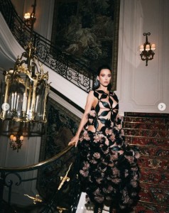 「ノワール ケイ ニノミヤ」のドレスを纏ったケイティ。全体に幾何学模様のモチーフを連ねたデザインだ（『KATY PERRY　Instagram「VOGUE WORLD x WOMAN’S WORLD」』より）