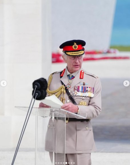 仏ノルマンディーで「D-デイ」の80周年記念式典に出席したチャールズ国王。スピーチでは上陸作戦で命を落とした兵士達を偲んだ（『The Royal Family　Instagram「At the British Normandy Memorial in Ver-sur-Mer,」』より）