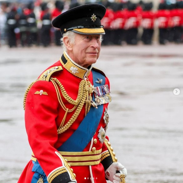 「ホース・ガーズ・パレード」で儀式を視察するチャールズ国王。今回は君主に即位して以来、2回目の公式誕生日祝賀祭となった（『The Royal Family　Instagram「Trooping the Colour is an occasion which reinforces the links between the Armed Forces and the Royal Family.」』より）