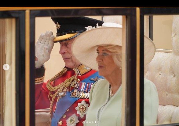 スコティッシュ・ステート・コーチに乗るチャールズ国王夫妻。国王は軍隊に向けて敬礼した（『The Royal Family　Instagram「Today Number 9 Company Irish Guards trooped the King’s Colour （Regimental flag） to mark His Majesty’s official birthday.」』より）