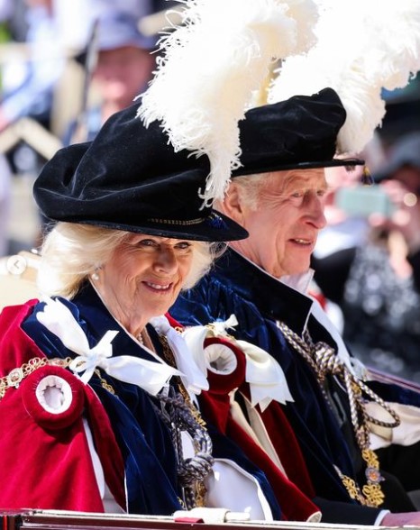 英ウィンザー城で「ガーター勲章叙勲式」に出席したチャールズ国王とカミラ王妃。聖ジョージ礼拝堂での礼拝後、馬車に乗って行進に参加した（画像は『The Royal Family　Instagram「The King and Queen, The Prince of Wales and other members of the Royal Family have attended a service for the Most Noble Order of the Garter at St George’s Chapel in Windsor.」』より）